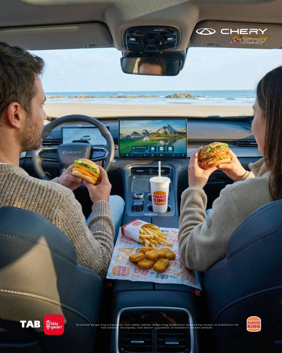 Chery Tiggo 8 içinde Tıkla Gelsin menüleri yiyen çift