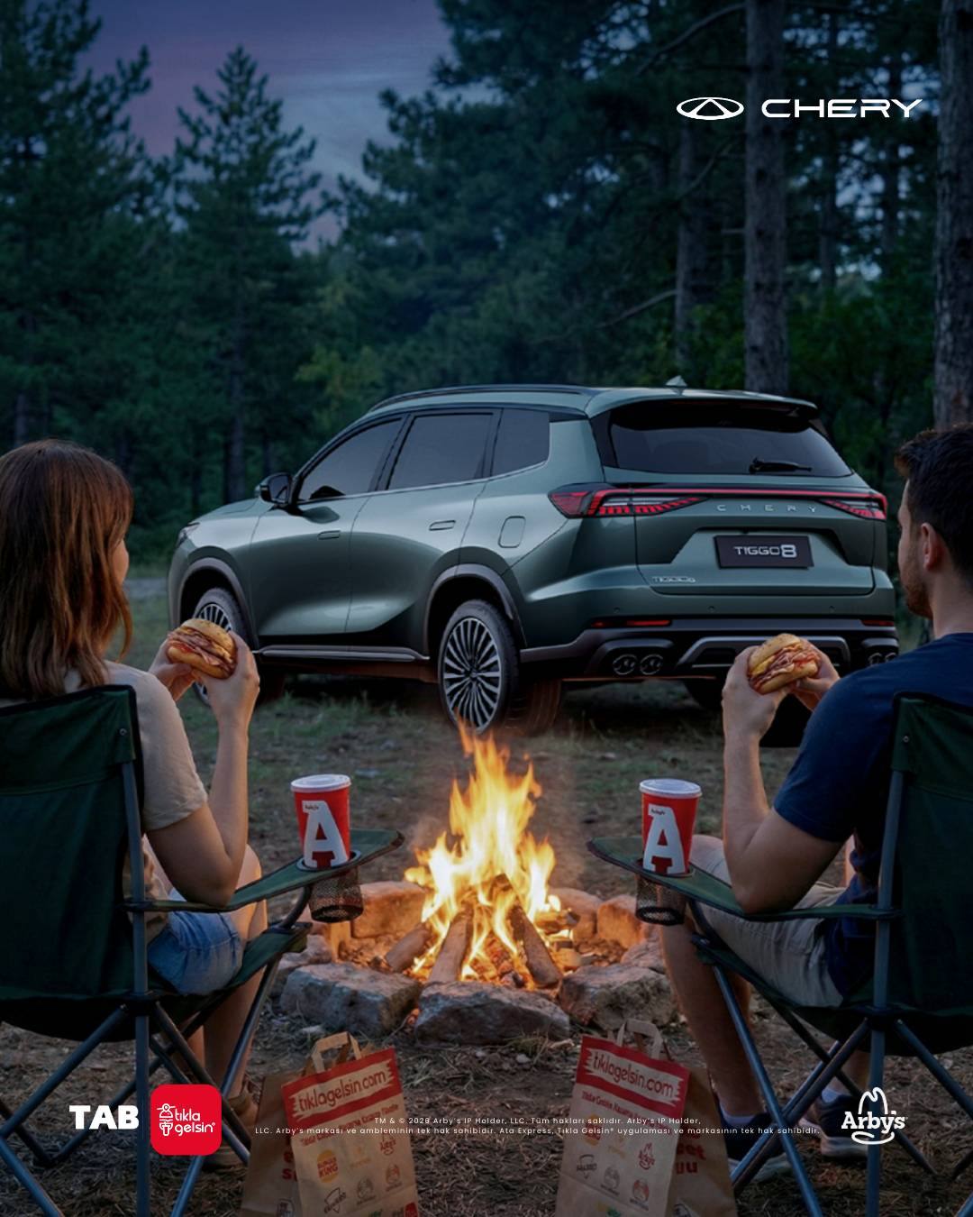 Chery Tiggo 8 yanında ateş başında piknik yapan çift