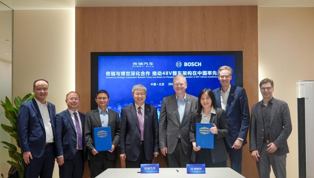 Chery ve Bosch üst düzey yöneticilerinin, yeni nesil 48V araç mimarisi ve teknoloji geliştirmelerine yönelik stratejik iş birliği toplantısı.