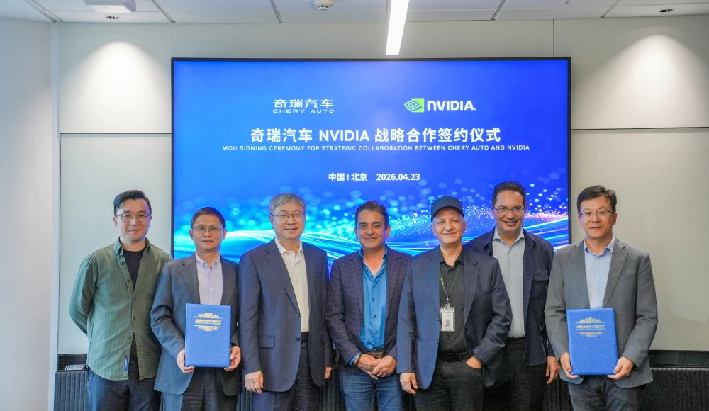 Chery ve NVIDIA'nın akıllı mobilite ile üretken yapay zeka odaklı stratejik ortaklık duyurusunda dijital ekran önünde ödüllerini sergileyen yetkililer.