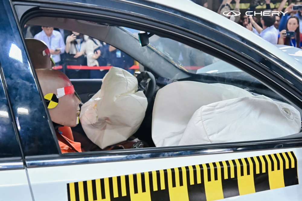 Çarpışma testi sonrasında açılan hava yastıkları ve test mankenleriyle Chery TIGGO9'un sağladığı üstün kabin içi yolcu koruması.