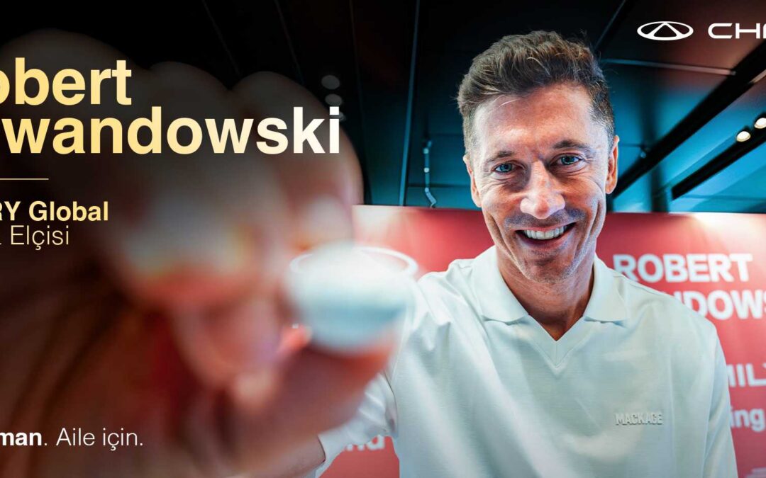 Chery'nin "Aile İçin, Şampiyonlar İçin" felsefesini temsil eden global marka elçisi ve ünlü golcü Robert Lewandowski.
