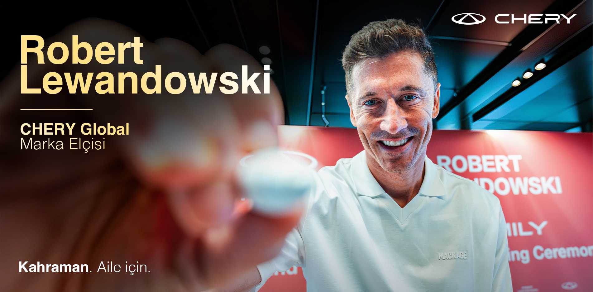 Chery'nin "Aile İçin, Şampiyonlar İçin" felsefesini temsil eden global marka elçisi ve ünlü golcü Robert Lewandowski.