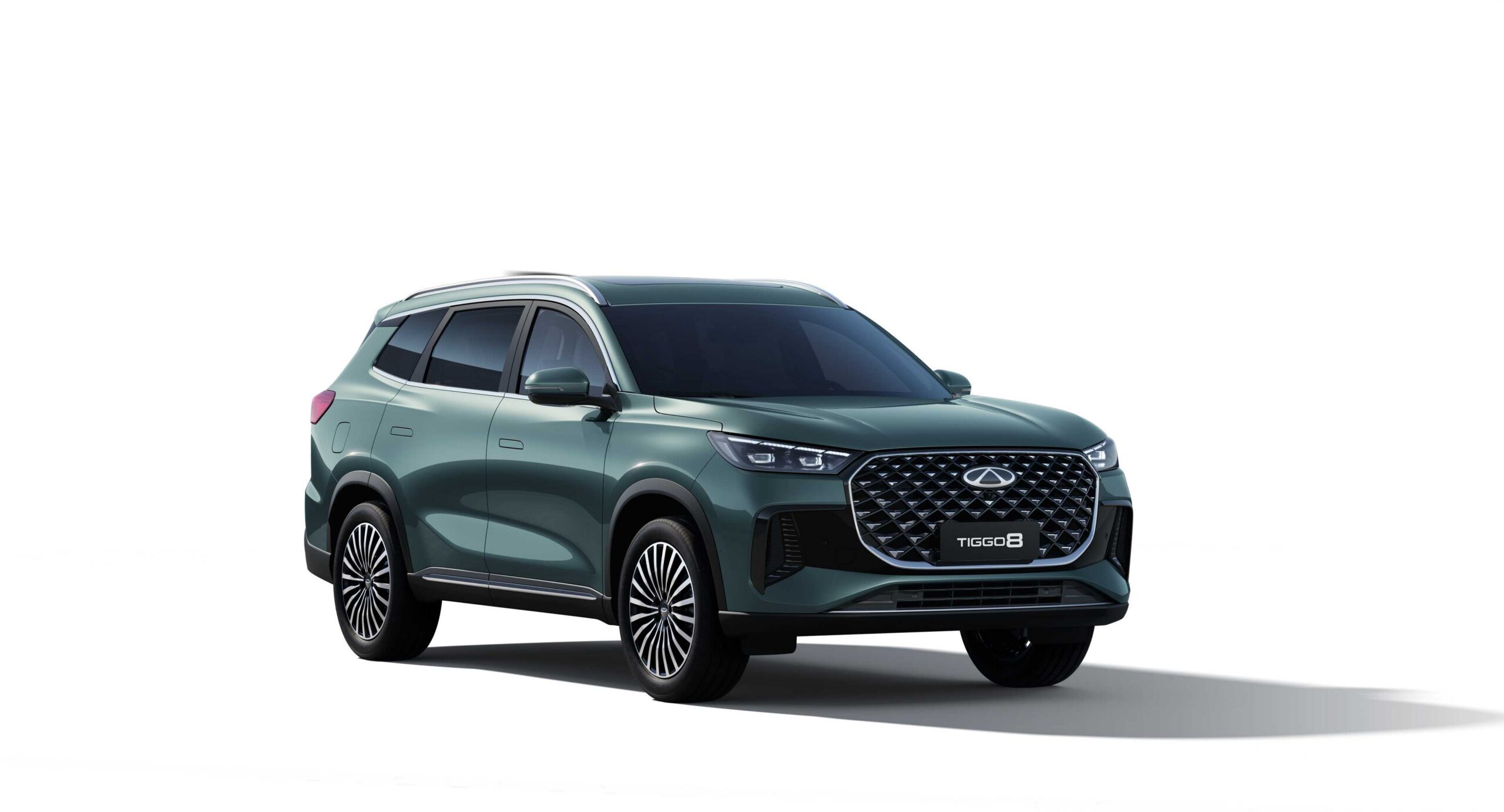 Futbol coşkusu ve aile yolculukları için üst düzey güvenlik sunan geniş yapılı yeşil renkli Chery TIGGO 8 SUV modeli.