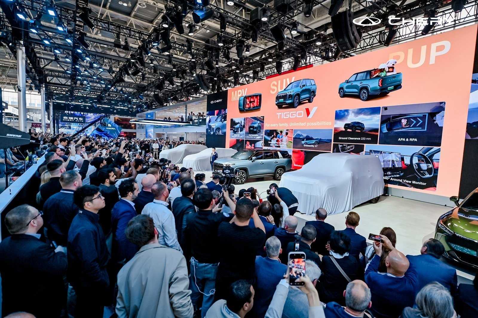 Pekin Otomobil Fuarı'nda dünya prömiyeri yapılan yeni Chery TIGGO V modelini ve ekrandaki donanım özelliklerini heyecanla fotoğraflayan 4 binden fazla uluslararası iş ziyaretçisi.