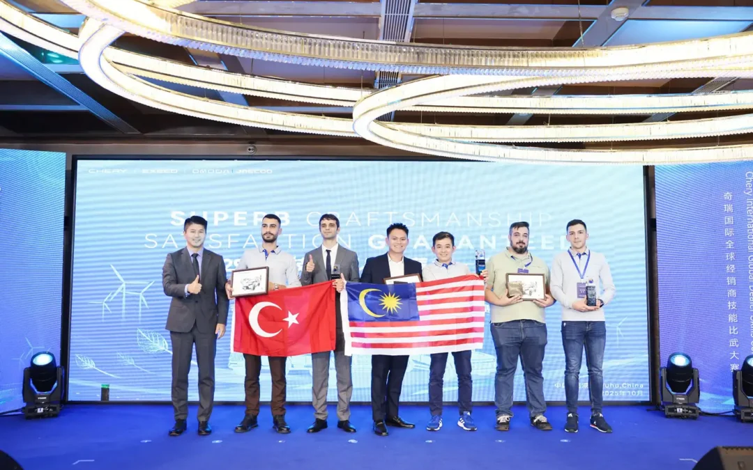 Global yarışmada Türkiye'yi başarıyla temsil eden ve sahnede Türk bayrağı açarak poz veren Chery Türkiye ekibi.