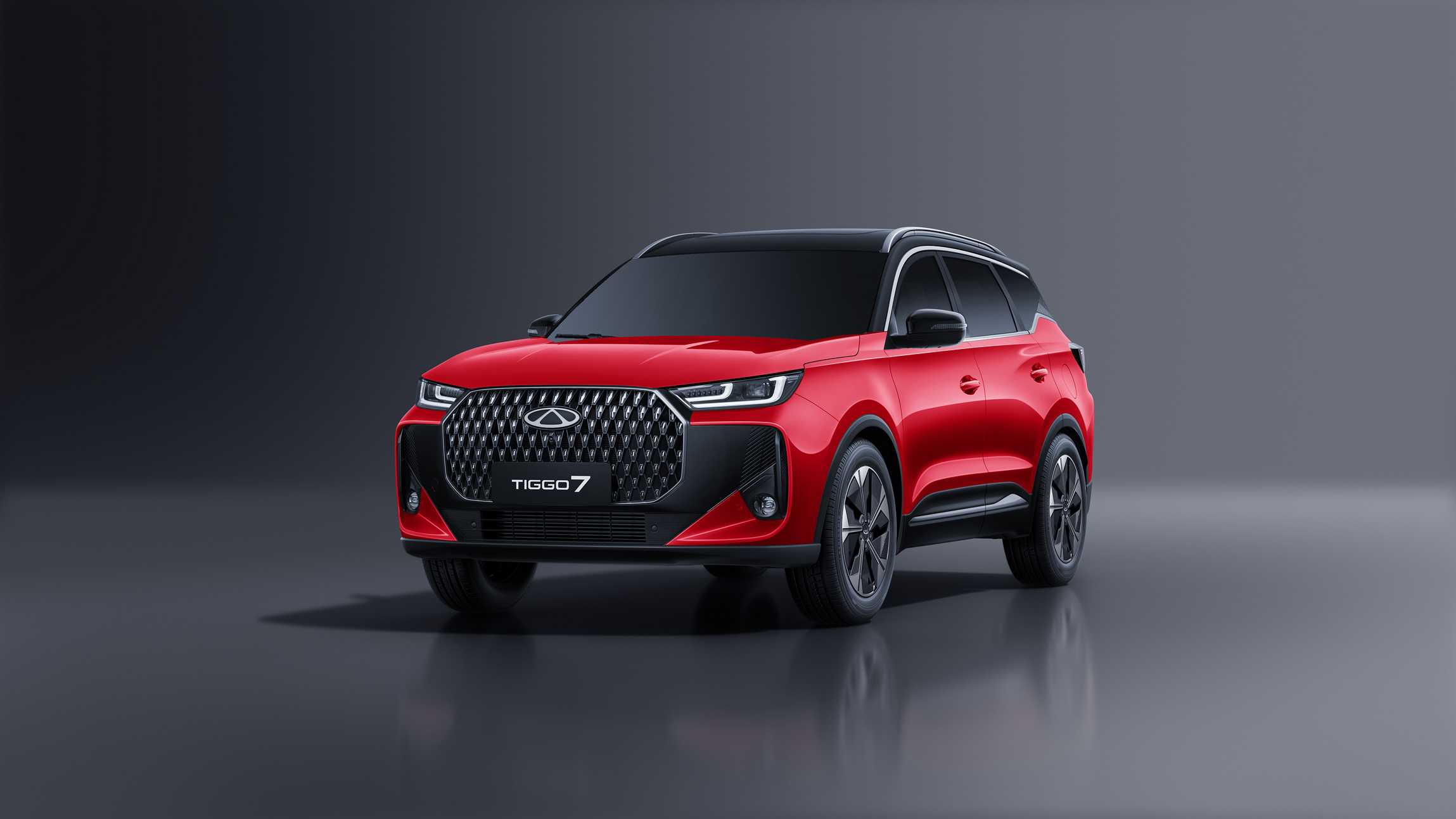 Ailece yapılan maç yolculuklarında kesintisiz ve güvenli mobilite deneyimi sunan kırmızı renkli yeni Chery TIGGO 7 AWD modeli.
