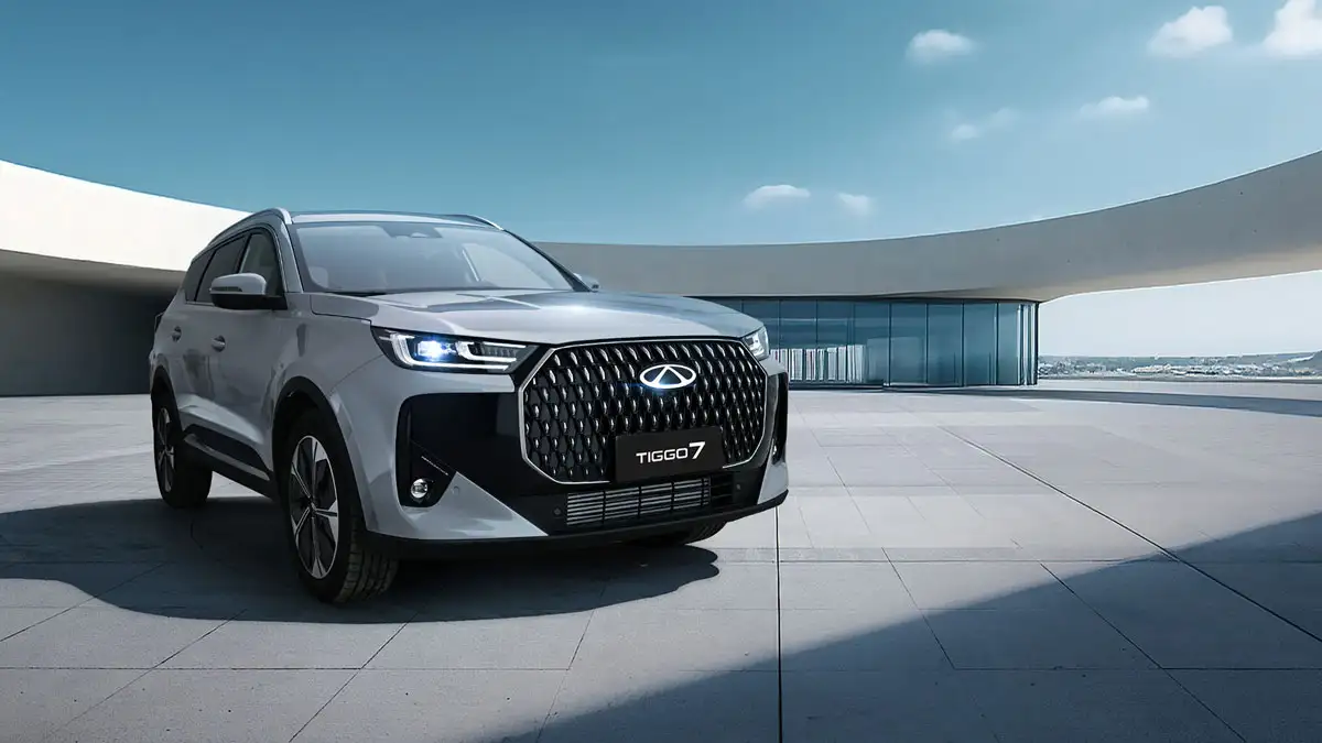 Modern ve fütüristik beyaz mimari arka planda sergilenen gümüş renkli Chery Tiggo 7 modeli