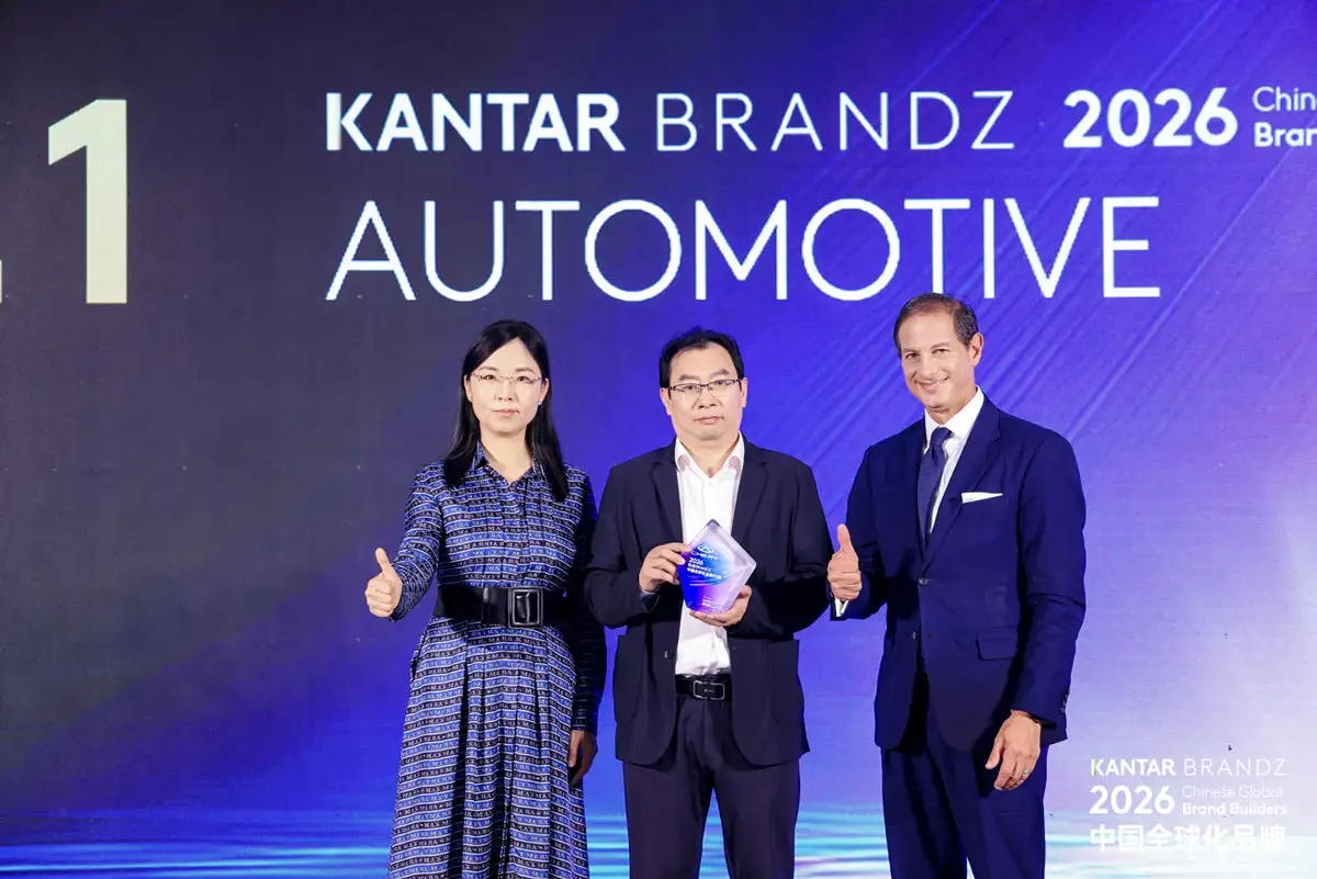 Chery yöneticisinin sahnede Kantar BrandZ 2026 ödülünü aldığı an