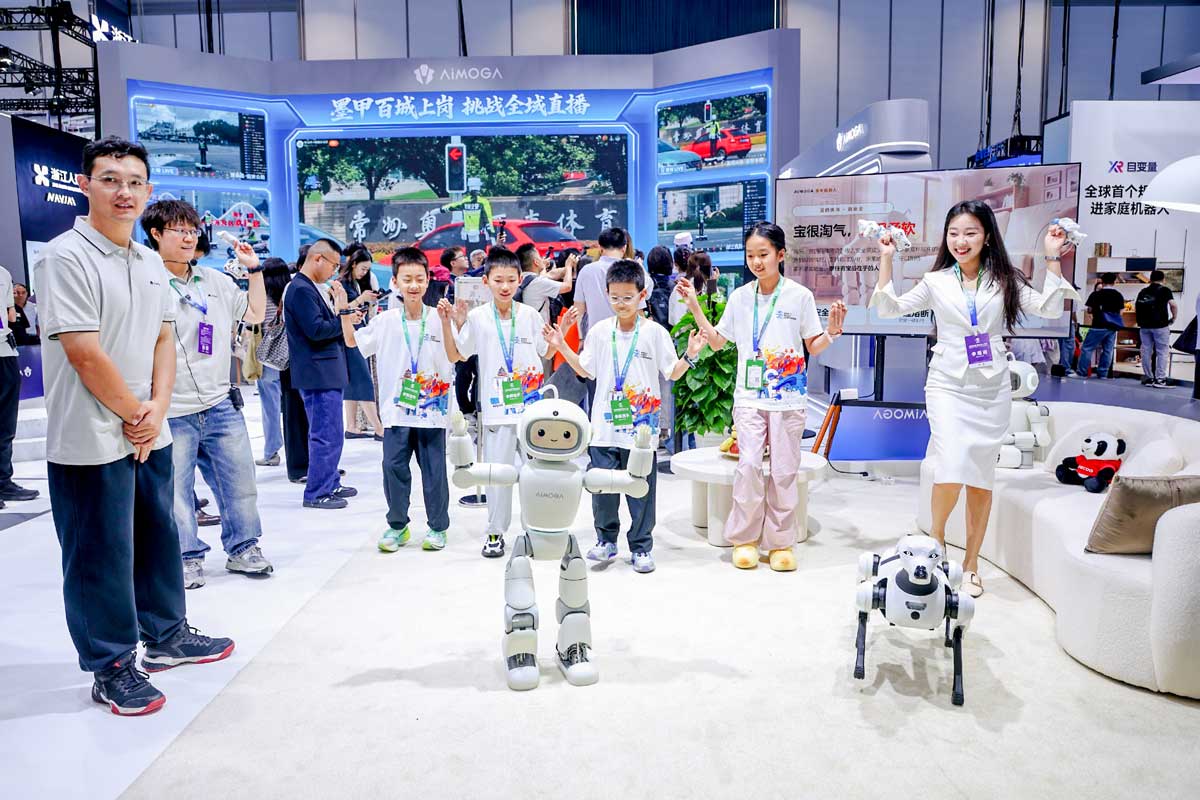 Ziyaretçilerin Chery AiMOGA akıllı robotları ile etkileşimi