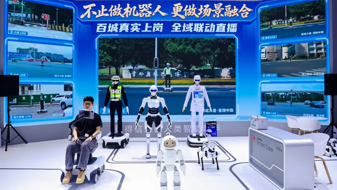 Chery'nin akıllı mobilite ekosistemi kapsamında sahnede tanıttığı insansı robotlar, robot köpek ve otonom teknolojiler