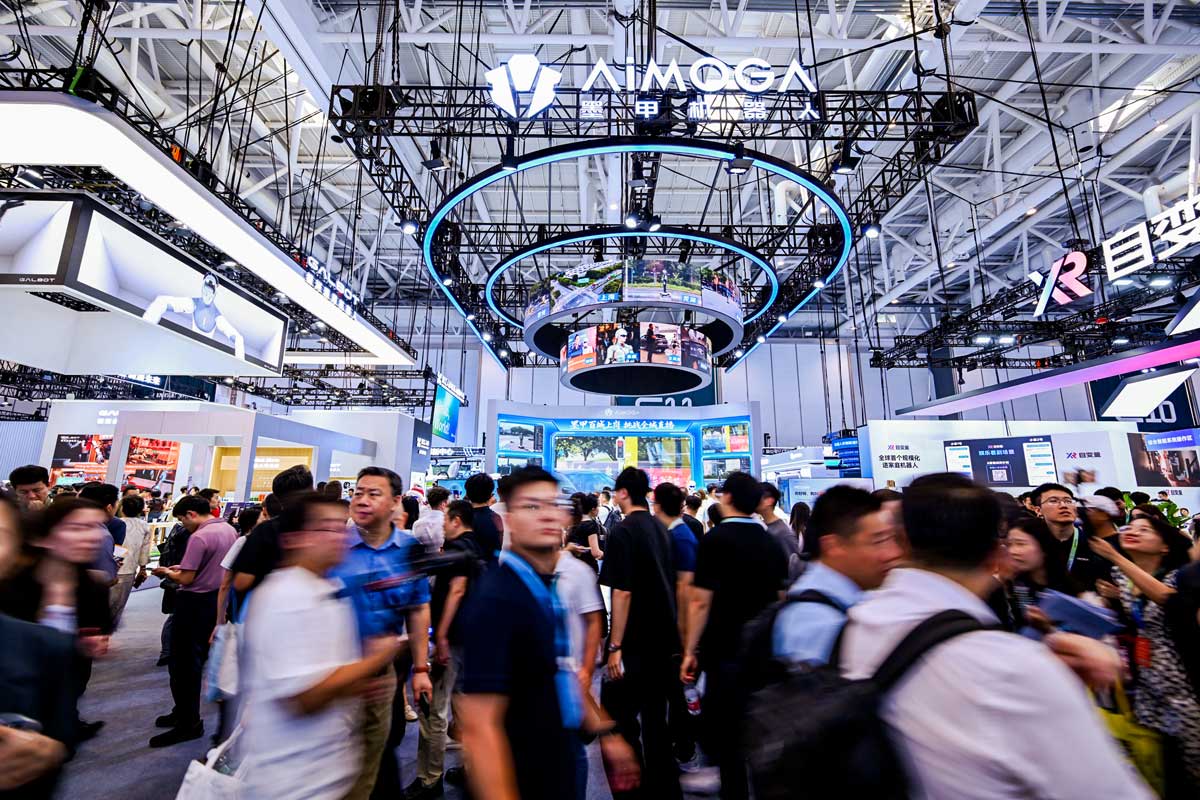 Chery World Robot Conference fuar standı ve ziyaretçiler