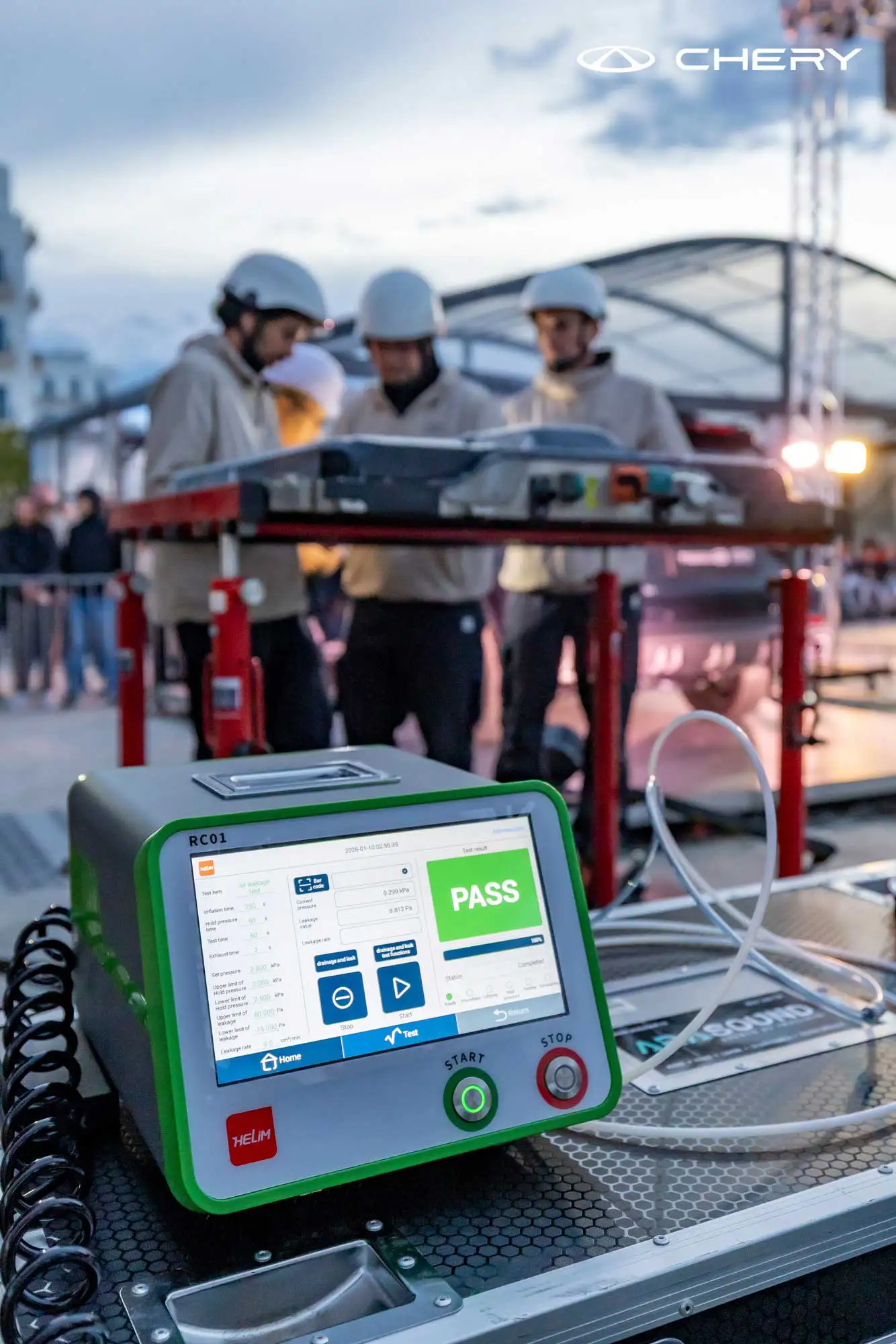 Chery teknik ekibi, test cihazı ekranında beliren başarılı sızdırmazlık ve yalıtım sonuçlarını incelerken.